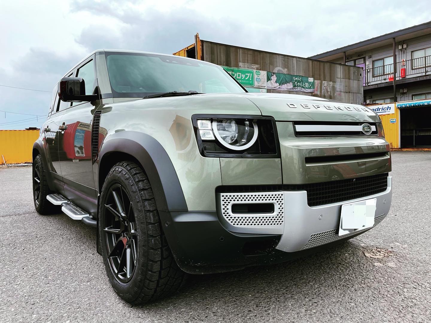 今回紹介するのは… ランドローバー:ディフェンダー TSW Chrono RFと