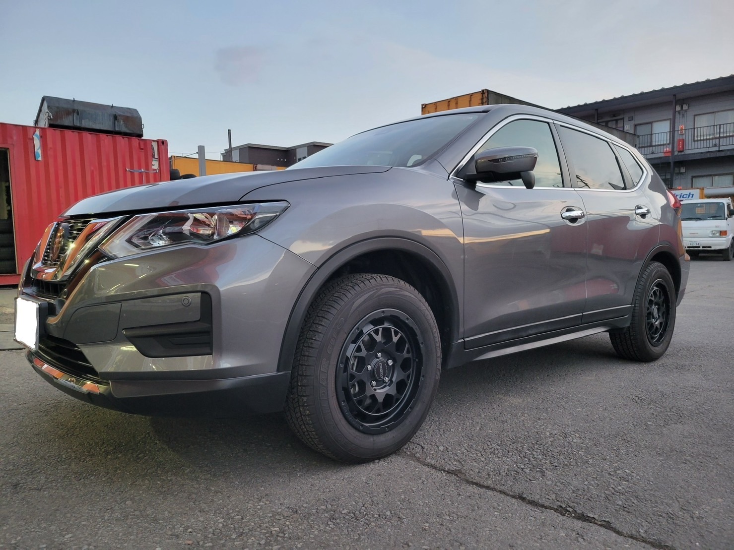 苫小牧店です✨ 今回はエクストレイルにTEAM DAYTONA M9 装着しました