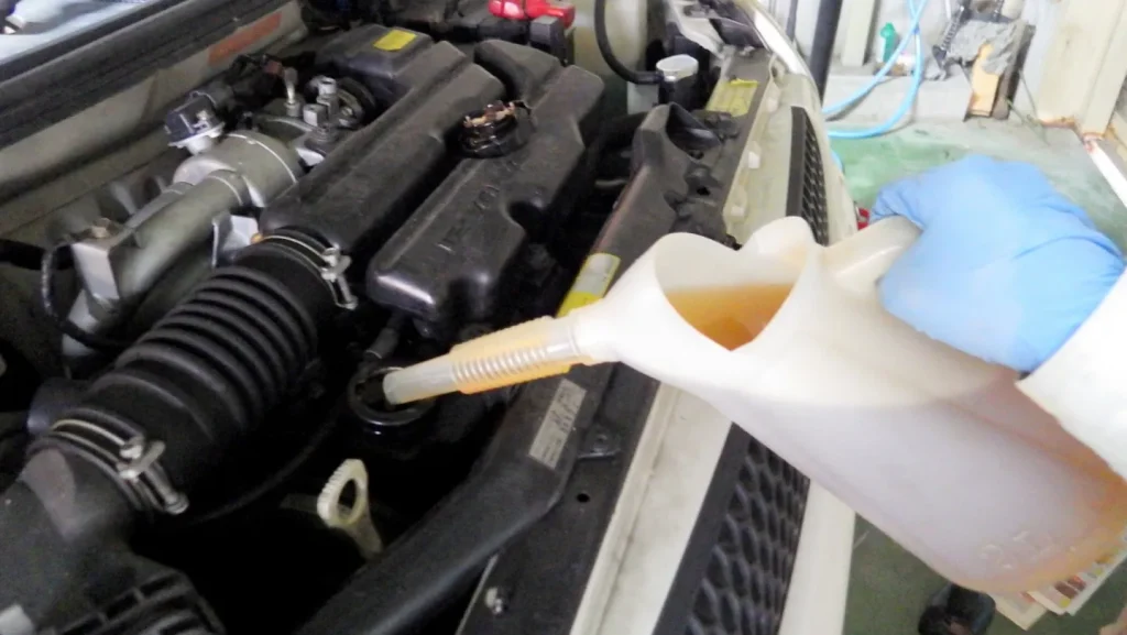 エンジンルームから新しいオイルを注ぐ（画像）