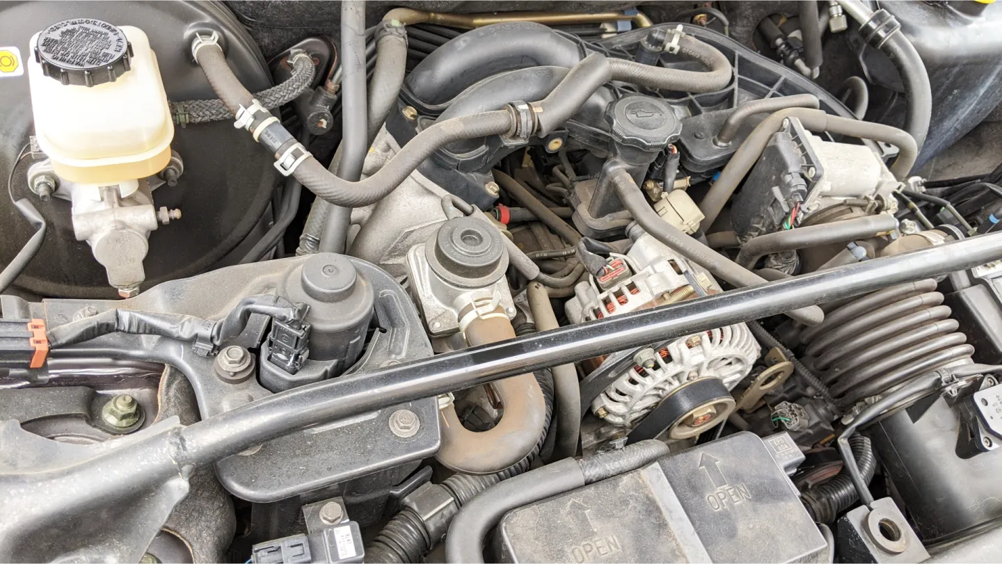 乗用車のエンジンルーム（画像）