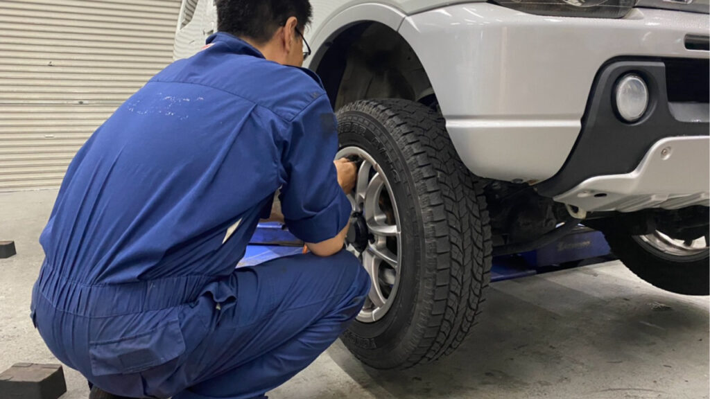 RVのタイヤ（前輪）を取り外している様子