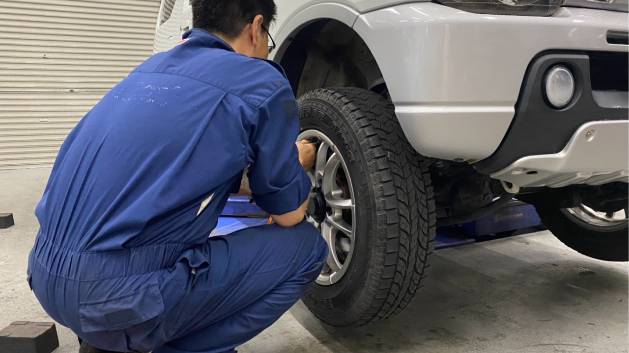 RVのタイヤ（前輪）を取り外している様子