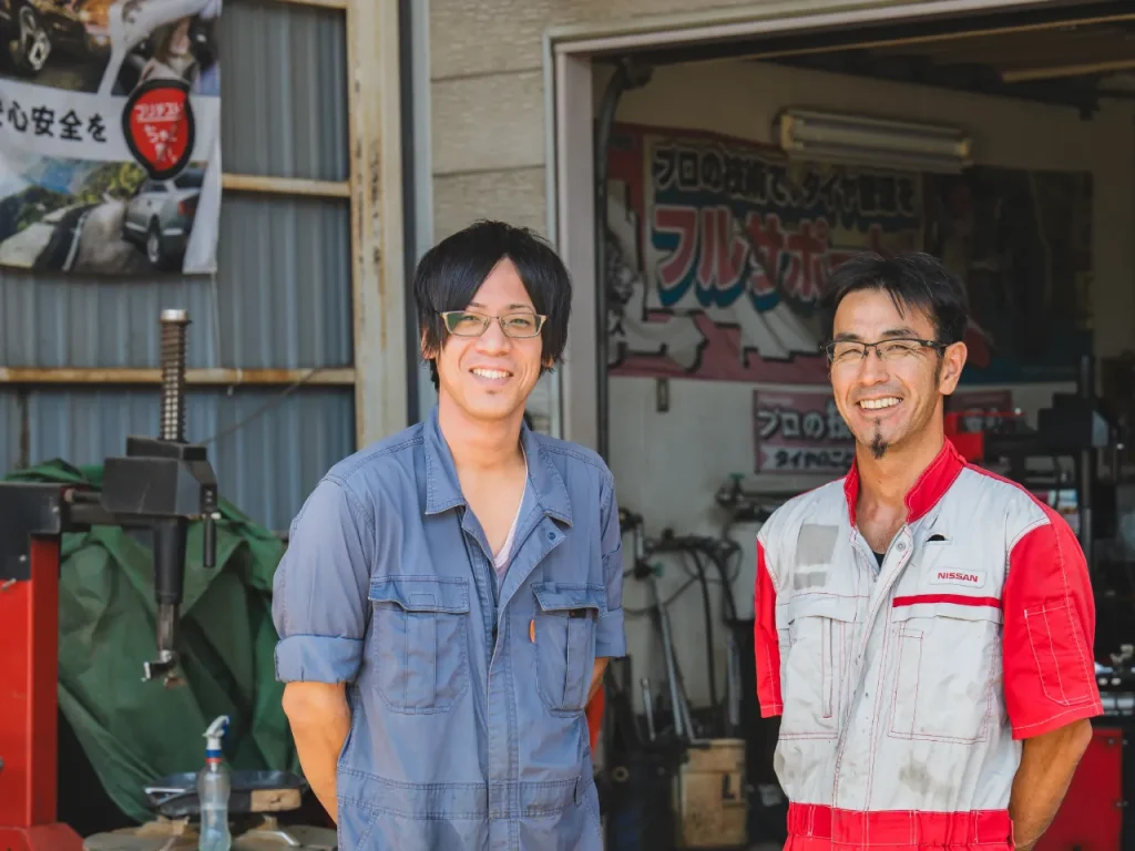 安全タイヤ、スタッフ写真（2名）店舗入り口