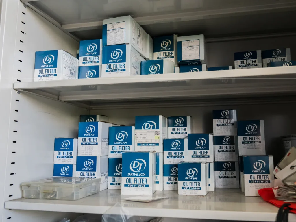 鉄の棚にある積まれたオイルエレメントの在庫