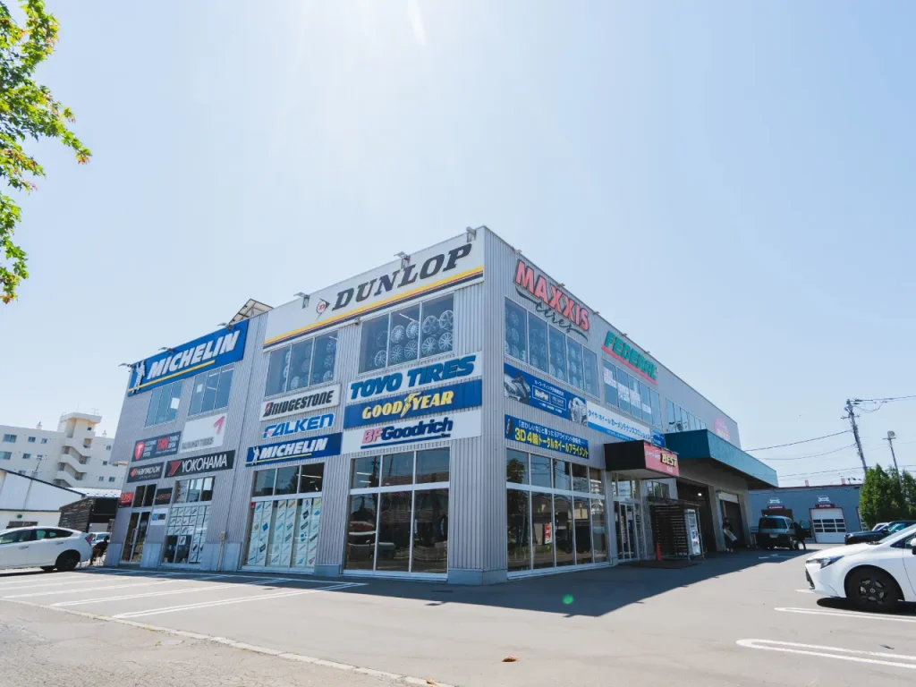 タイヤワールド館BEST帯広店（店舗外観斜めから）