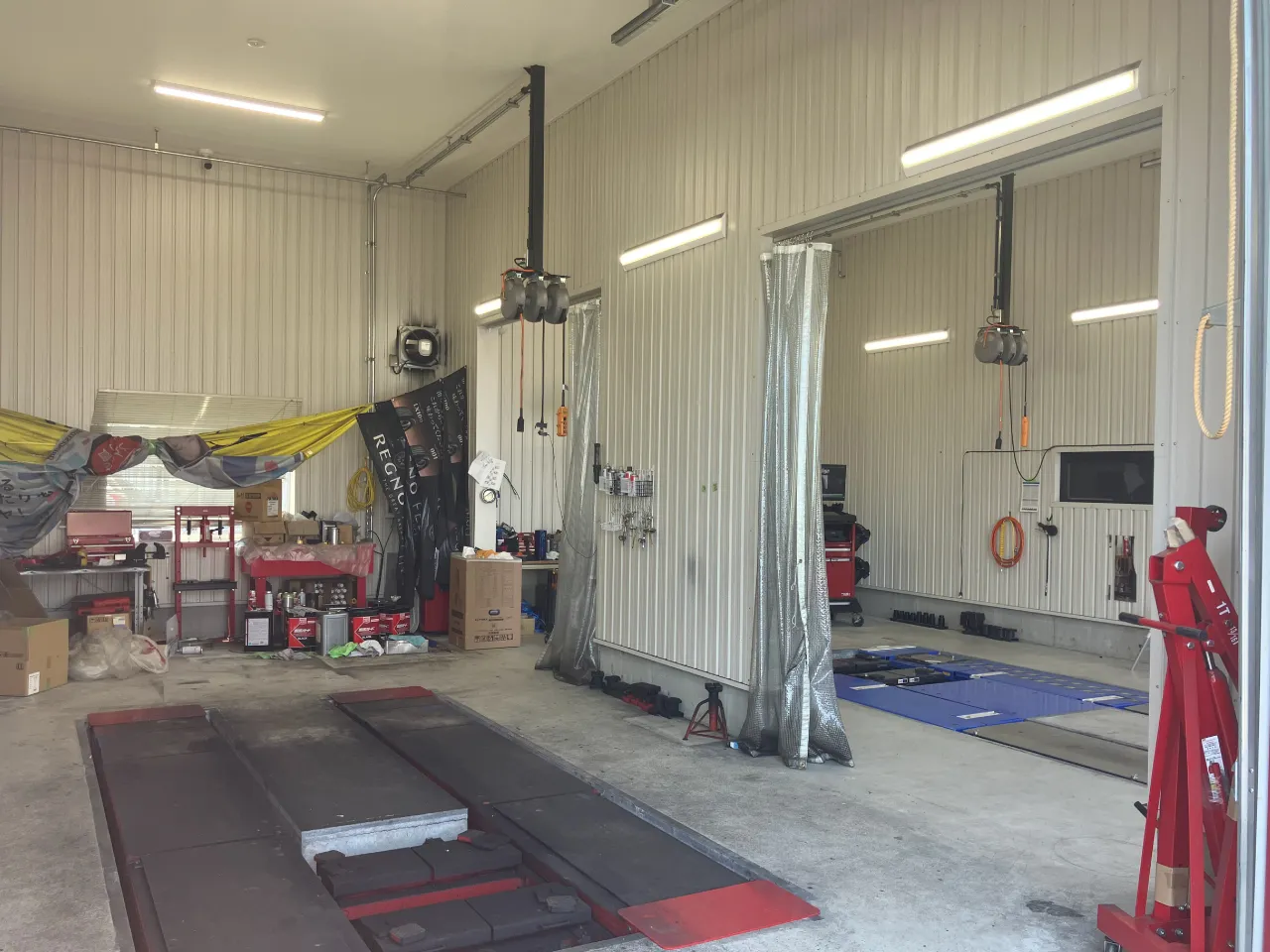 タイヤワールド館BEST帯広店（整備ヤード）車を上げるリフトと作業場の写真（その1）