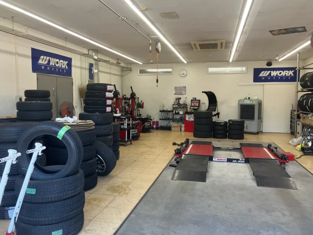 タイヤワールド館BEST帯広店（整備ヤード）車を上げるリフトと作業場の写真（その2）