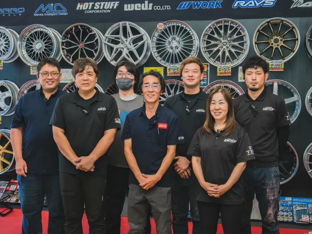 タイヤワールド館BEST帯広店（陳列したホイールの前でスタッフ集合写真）