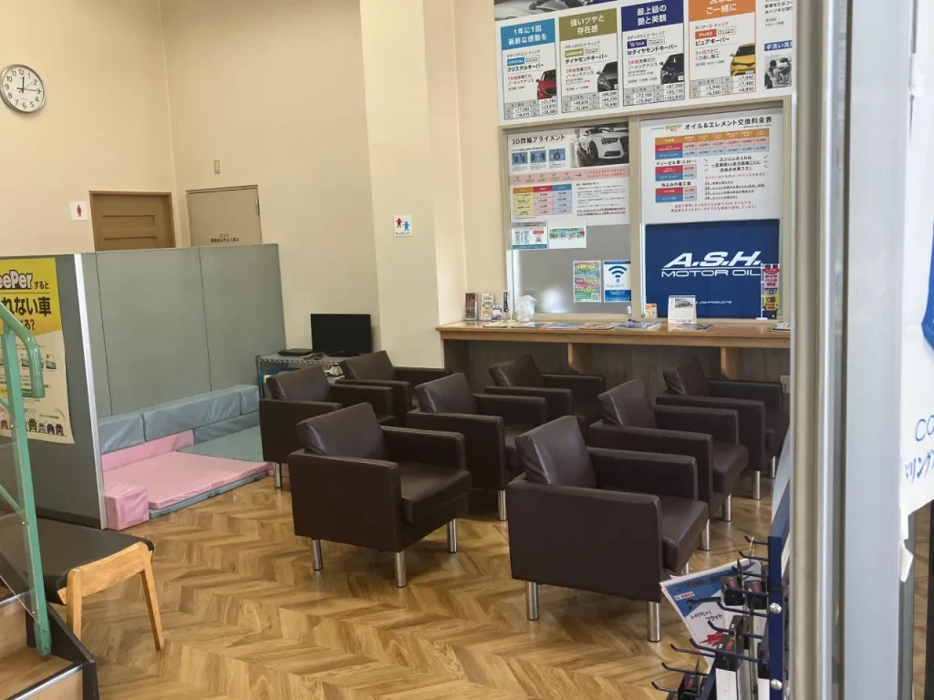 タイヤワールド館BEST帯広店、店内のお客様待合スペースの写真