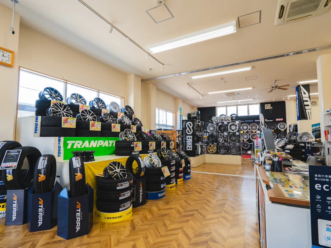 タイヤワールド館BEST帯広店（店内の様子）※タイヤを陳列しているスペース（その1）