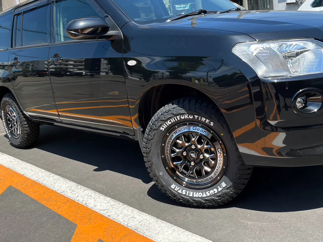 4×4のタイヤを履いたＲＶ車を運転席側前から撮影