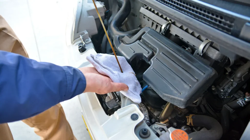 エンジンオイルの状態を確認している画像