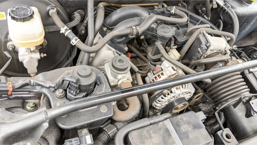 車のエンジンルームを上から撮影した画像