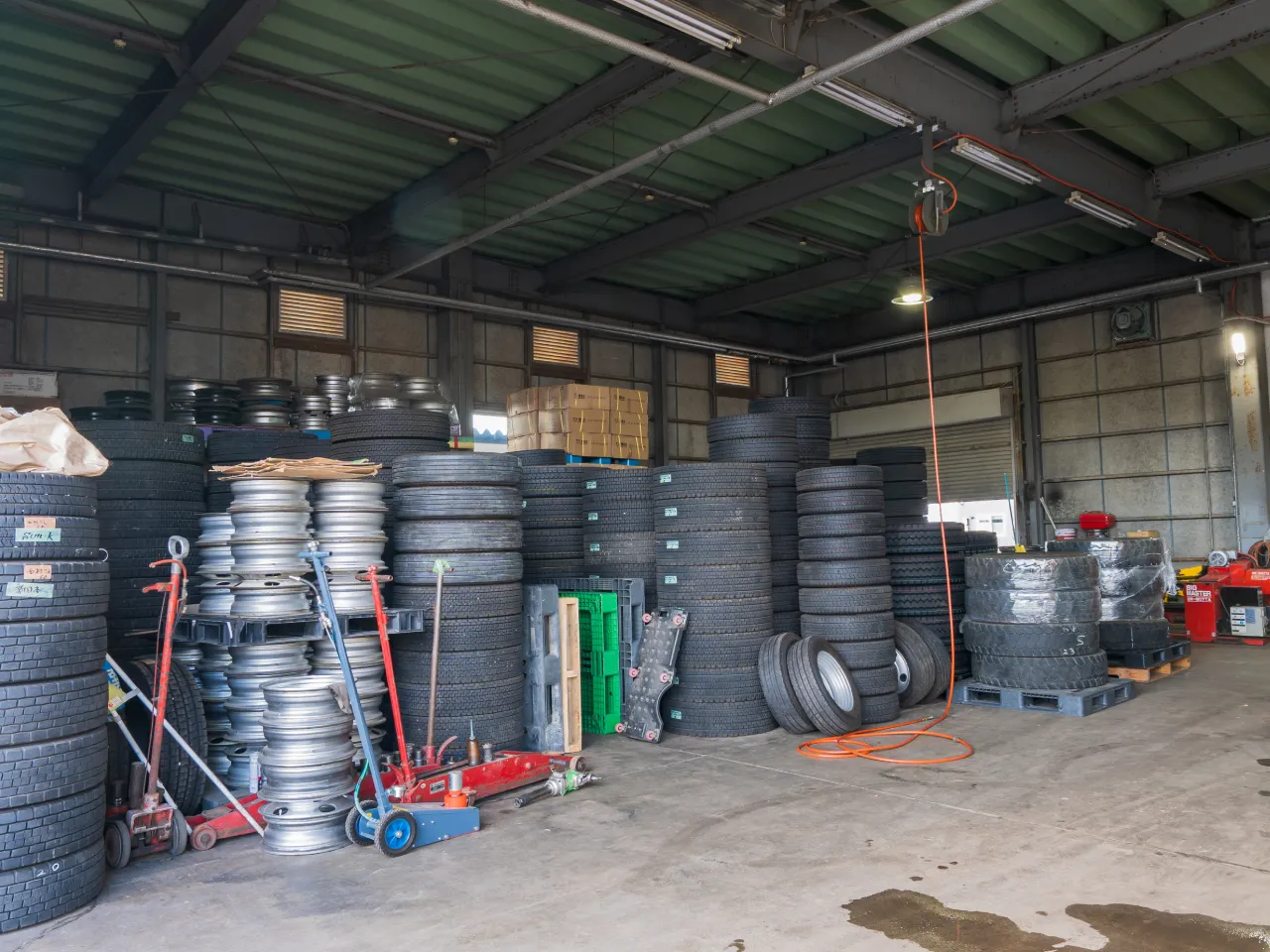 タイヤセンターSANKO（作業場、大型トラックのタイヤ置き場）