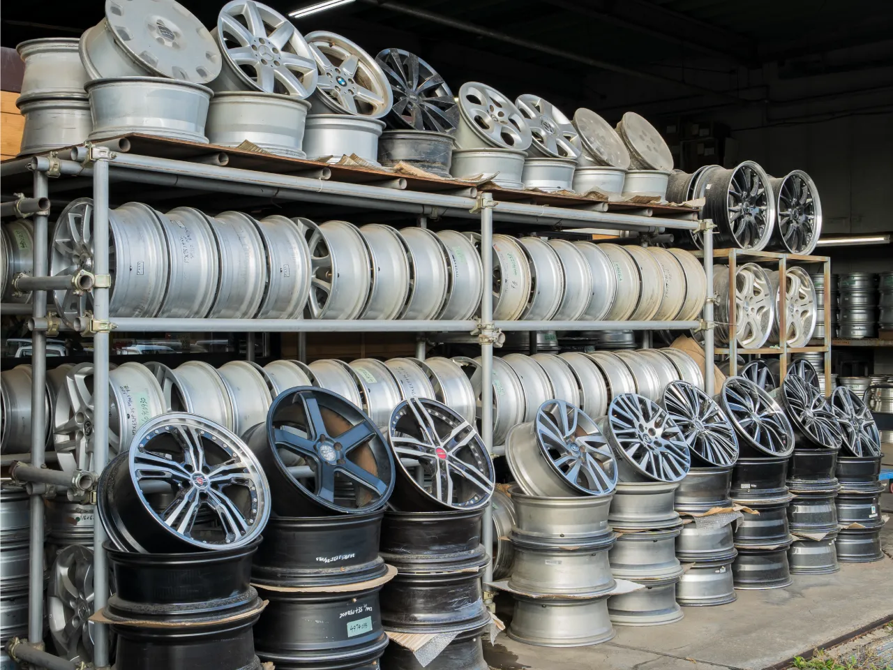 タイヤセンターSANKO（作業場、中古ホイール置き場）