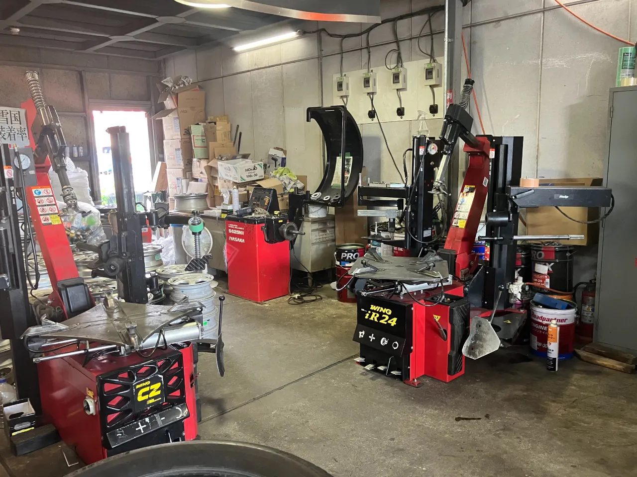 タイヤセンターSANKO（作業場、タイヤ組み換え、ホイールバランス調整機械）