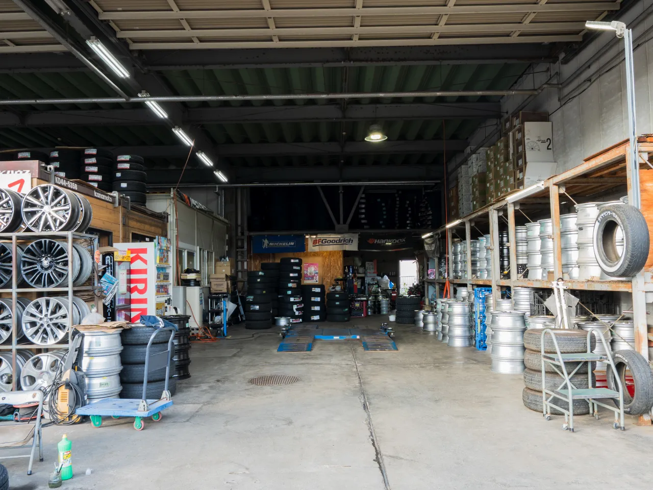 タイヤセンターSANKO（ヤード内タイヤ交換エリア）