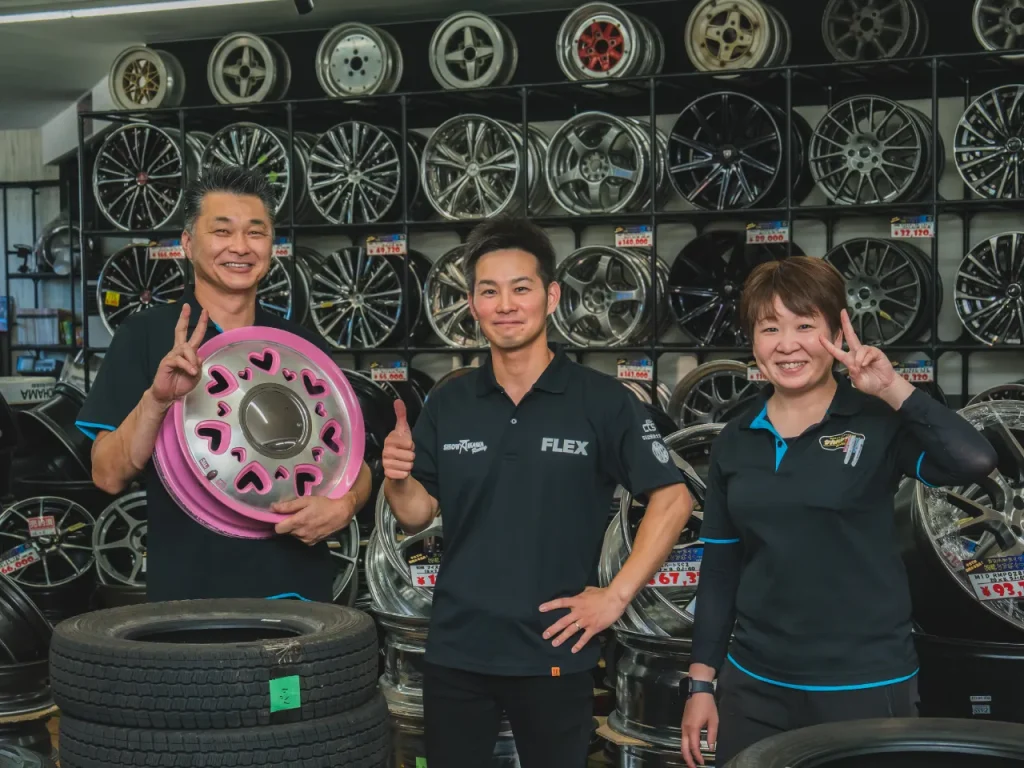 タカハシタイヤ（陳列したホイールの前でスタッフ集合写真）