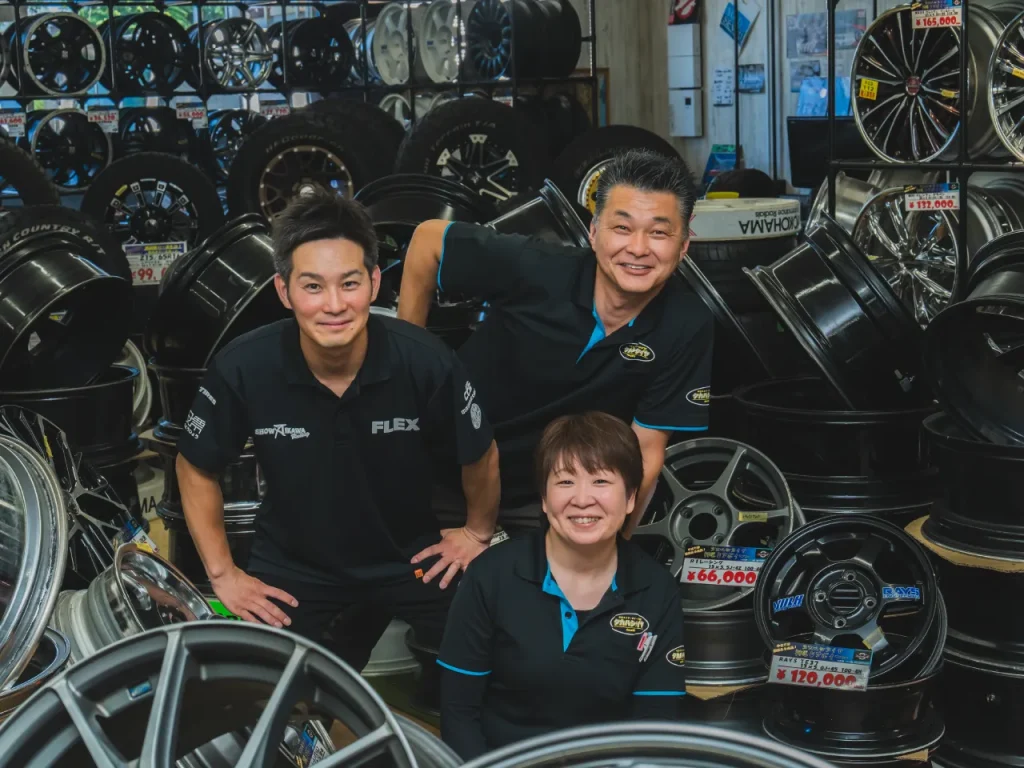 タカハシタイヤ（中古タイヤに囲まれて集合写真）