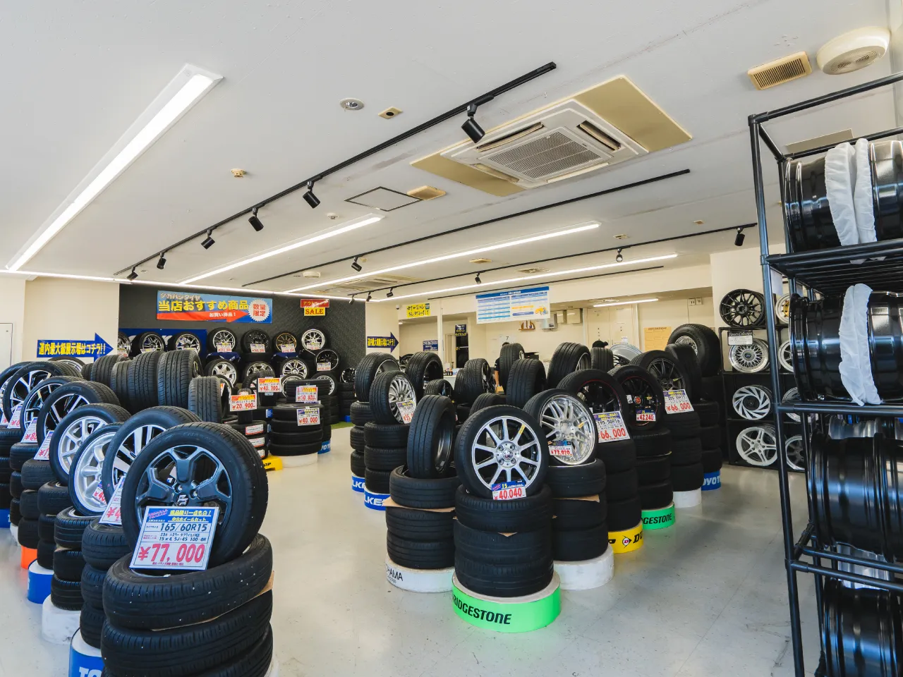タカハシタイヤ店内写真（入口すぐから撮影）その1