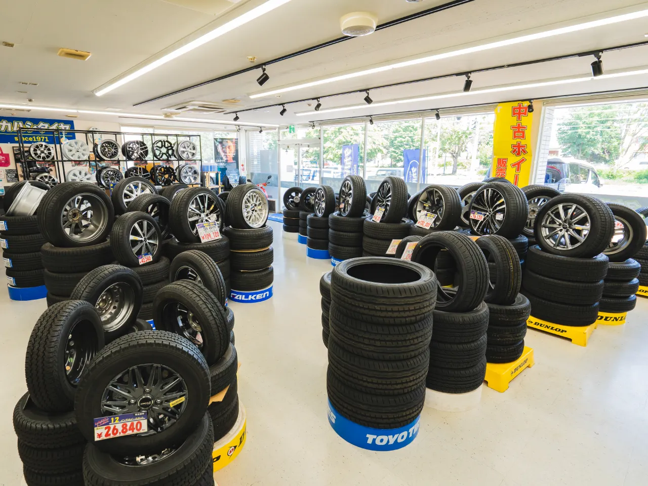 タカハシタイヤ店内写真（カウンター側から撮影）その2