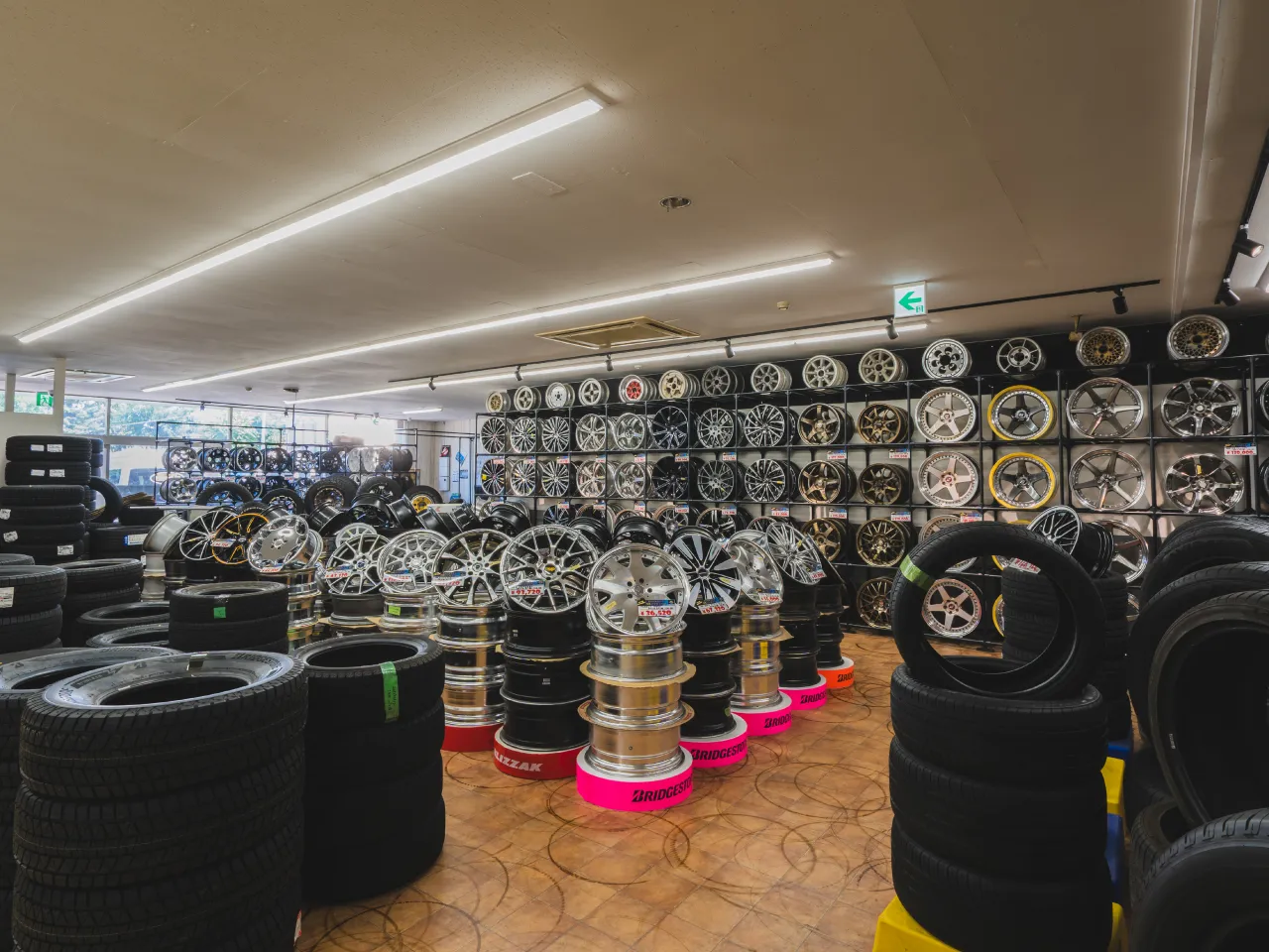 タカハシタイヤ店内写真（第2展示場入り口から撮影）その4