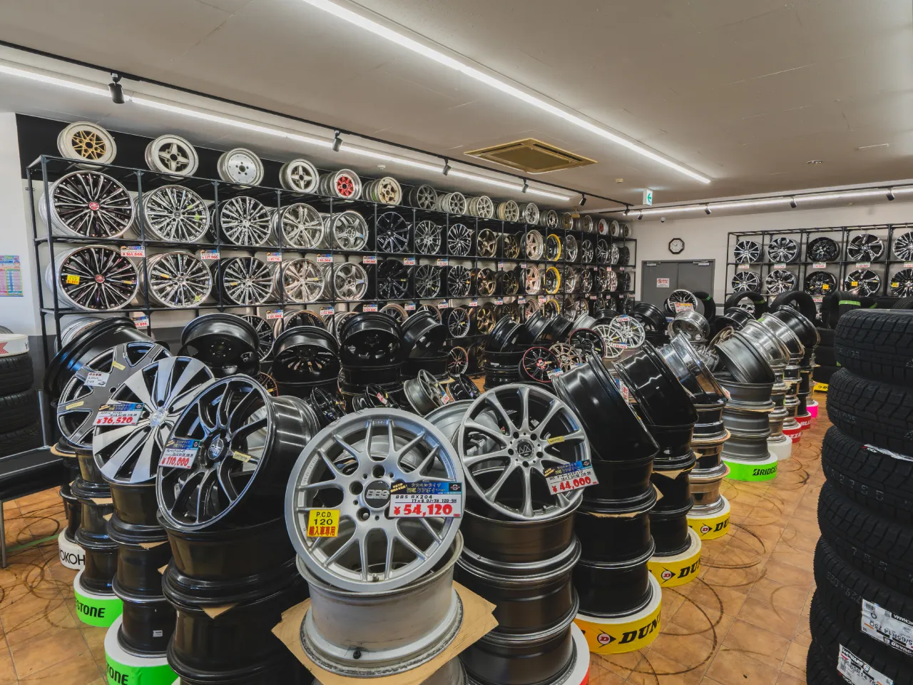 タカハシタイヤ店内写真（第2展示場セット商品撮影）その5