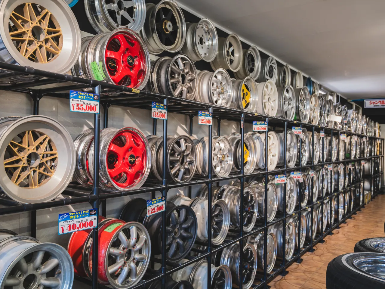 タカハシタイヤ店内写真（第2展示場ホイール陳列棚撮影）その6