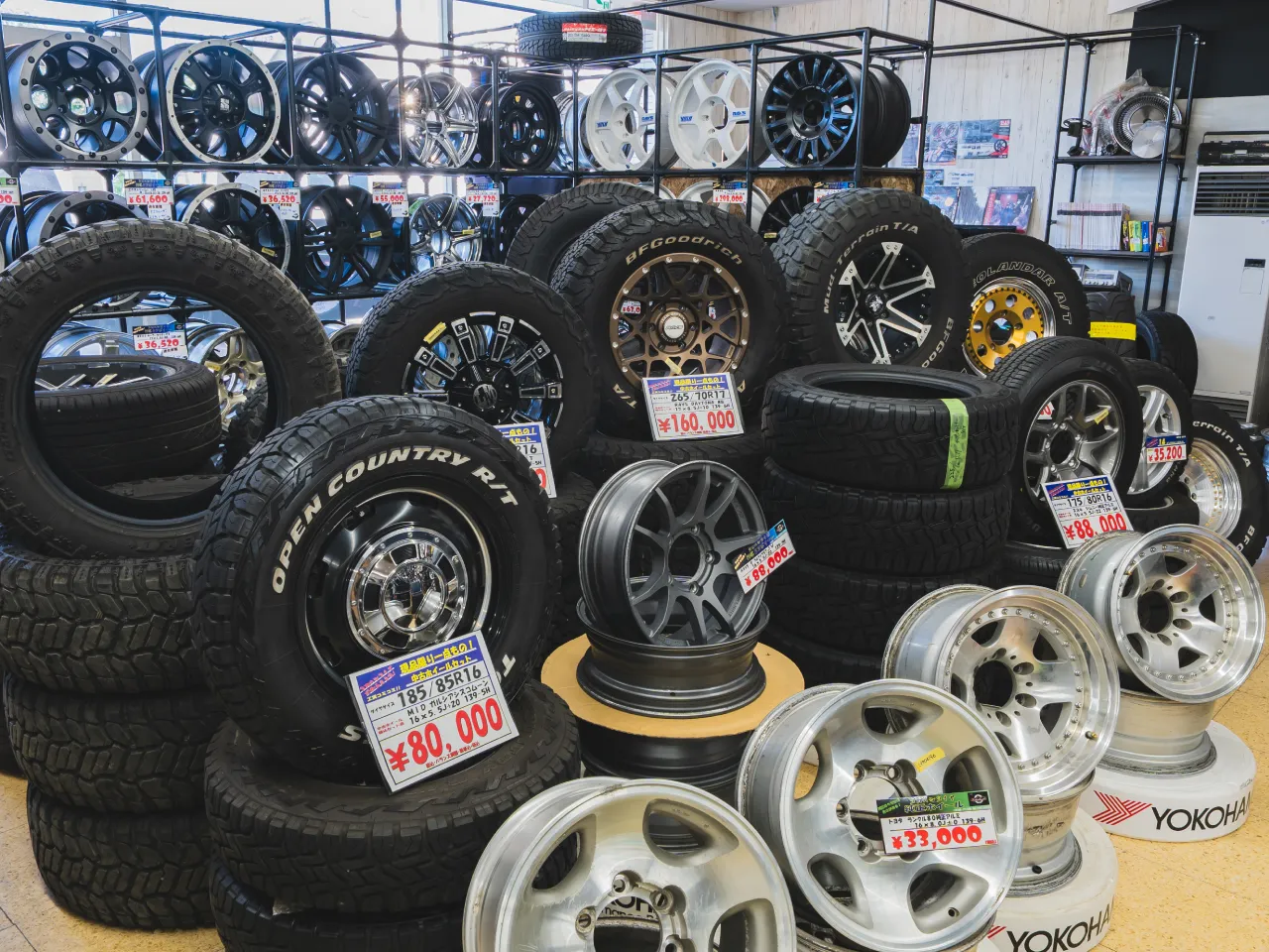 タカハシタイヤ店内写真（第2展示場4×4タイヤホイール陳列撮影）その7