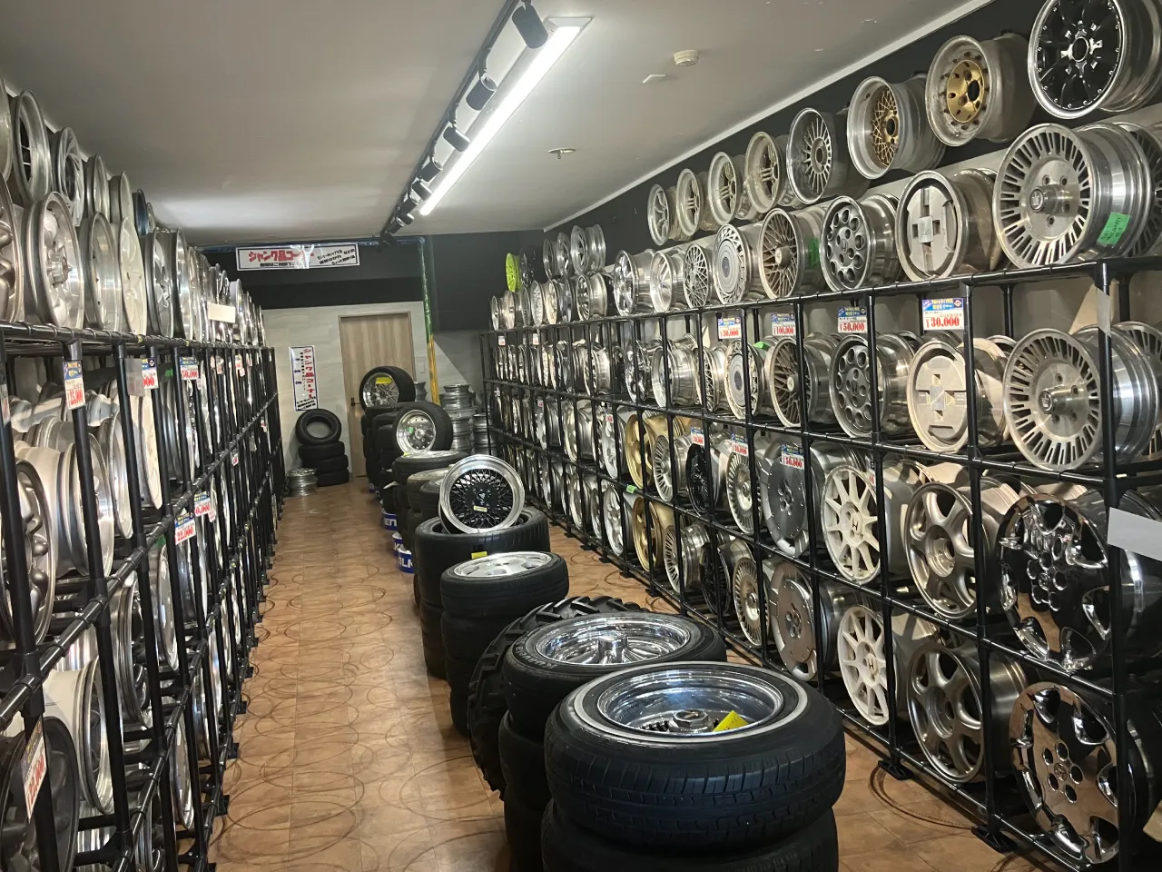 タカハシタイヤ店内写真（第2展示場レトロホイール棚撮影）その8