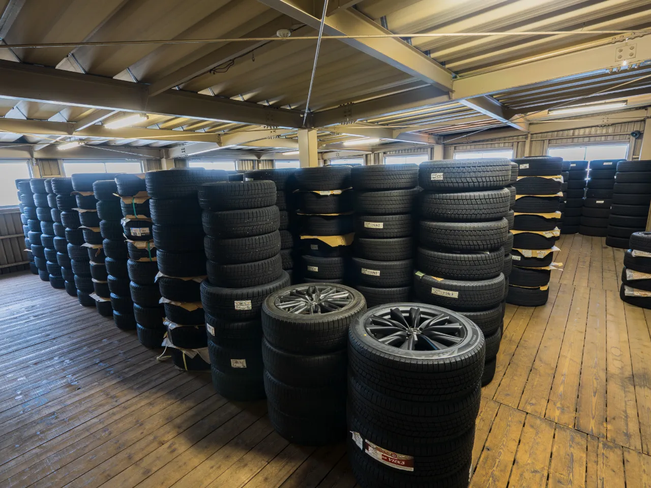 タイヤワールド館BEST苫小牧店預かりタイヤの保管の様子
