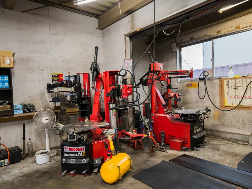 タイヤワールド館BEST苫小牧店ピット（タイヤ取り外し機械）