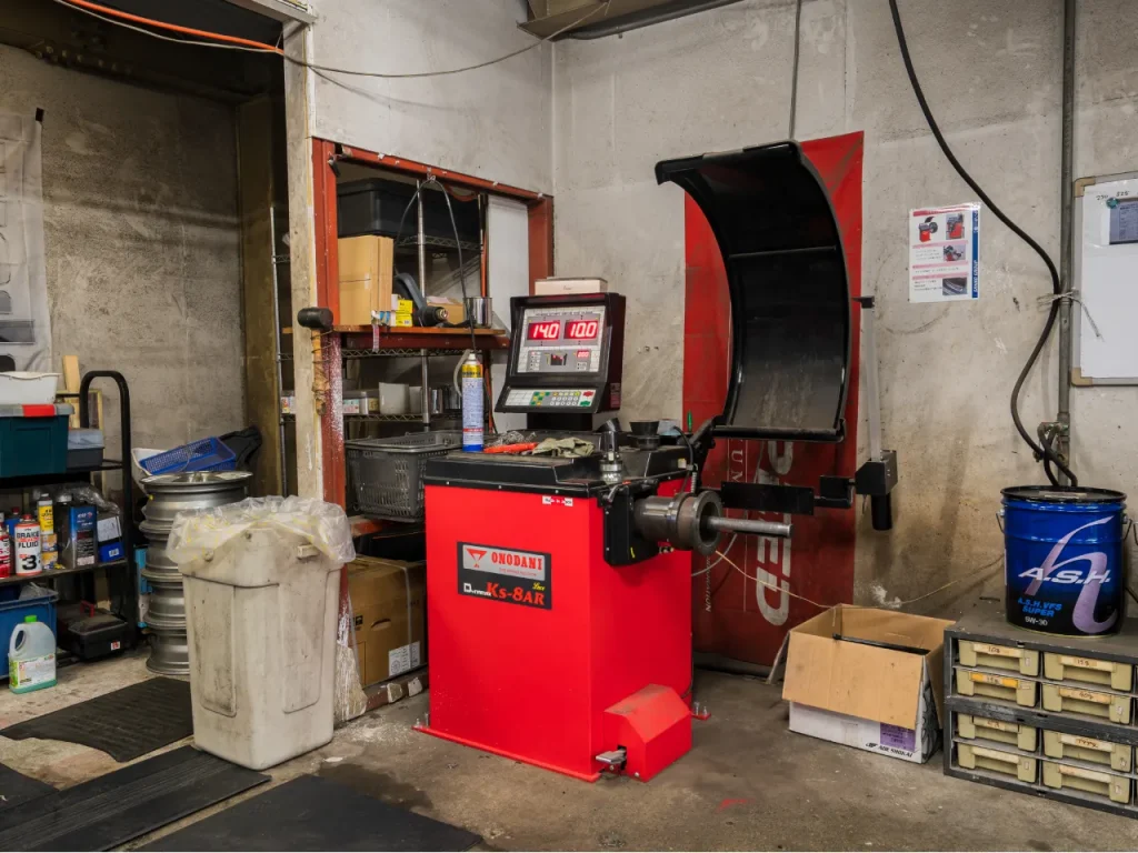 タイヤワールド館BEST苫小牧店ピット（ホイールバランス調整機械）