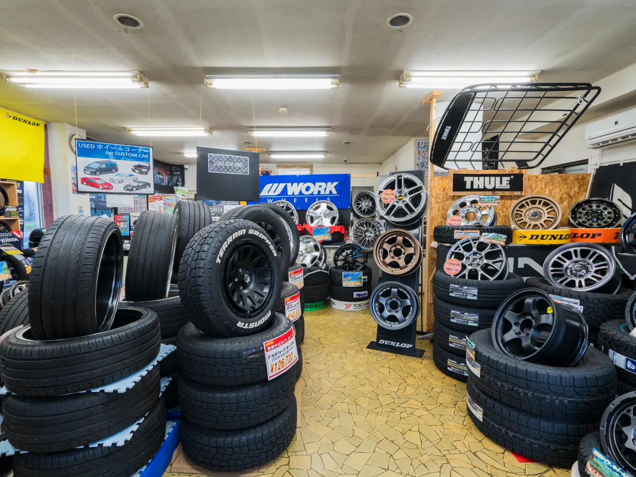 タイヤワールド館BEST苫小牧店、店内の様子（タイヤ陳列入口）