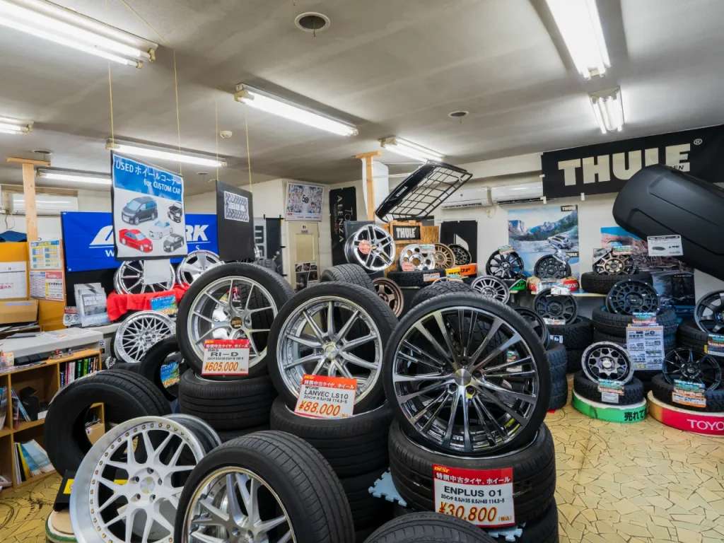 タイヤワールド館BEST苫小牧店、店内の様子（タイヤ陳列奥）