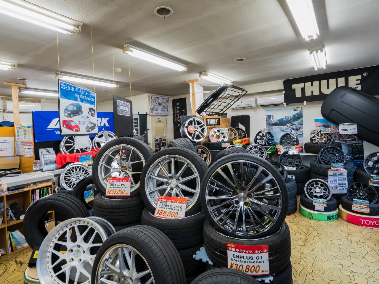 タイヤワールド館BEST苫小牧店、店内の様子（タイヤ陳列奥）