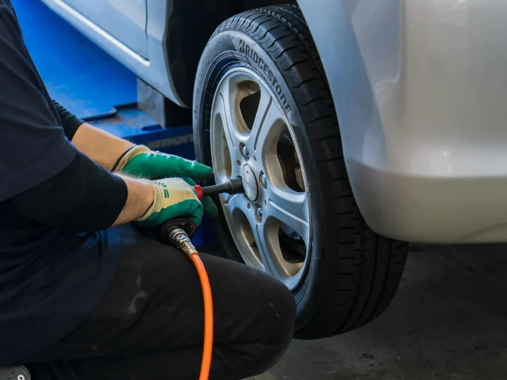 車のタイヤを外す作業の様子
