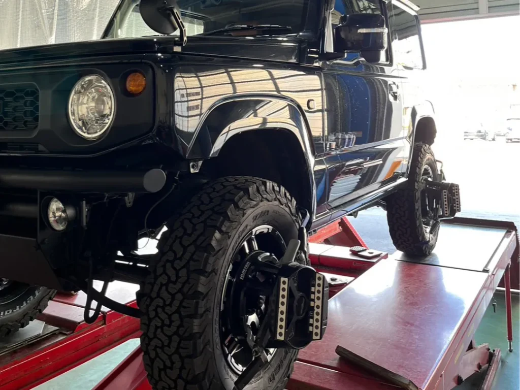 4×4タイヤを履いたジープをアライメント調整している様子