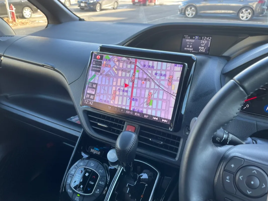 ダッシュボード埋め込み型のカーナビ（取り付け完了）