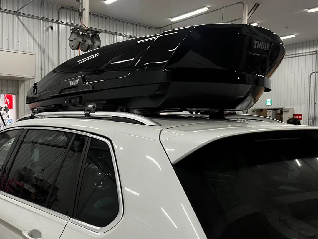 RV車の屋根に取り付けたキャリアとルーフボックス