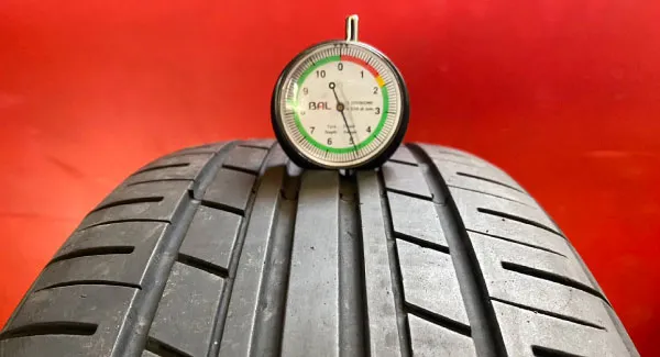 タイヤの溝の深さを計るイメージ写真