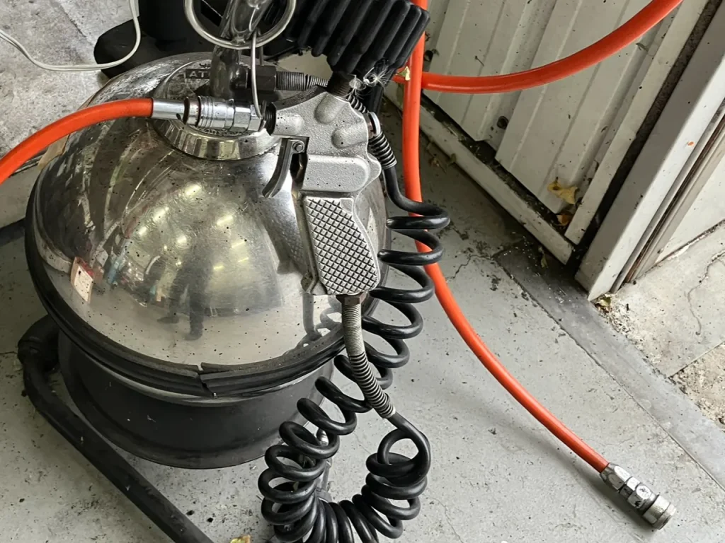 タイヤに窒素ガスを充てんする機械