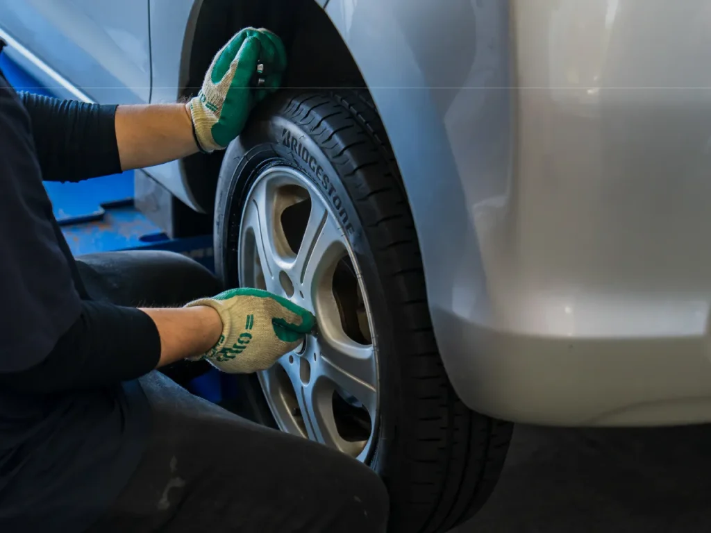 ボルトを緩めて車からタイヤを外している様子