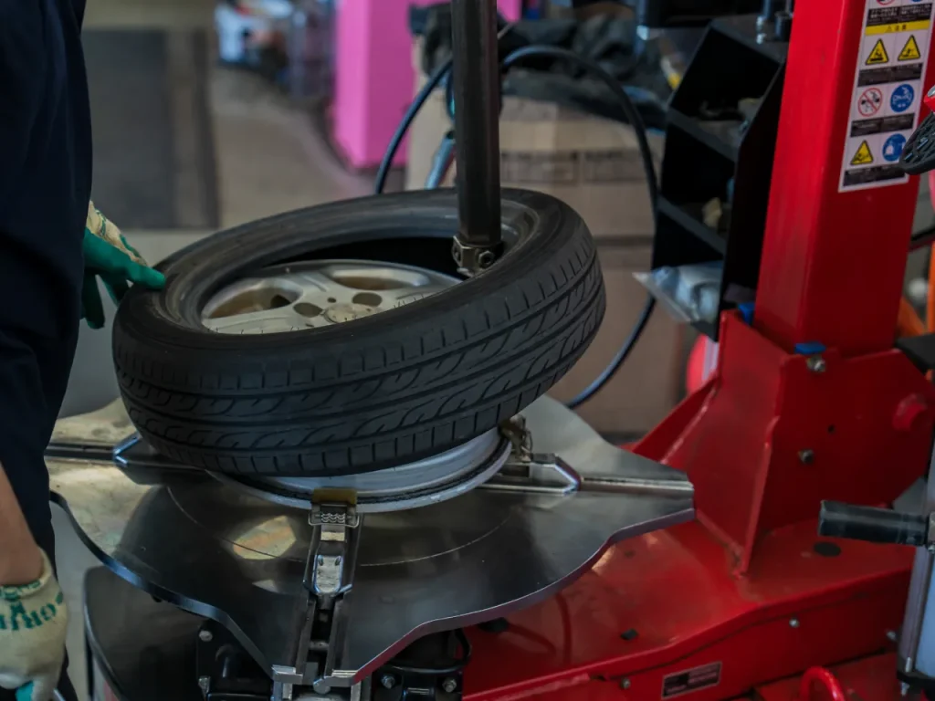 専用の機械でホイールからタイヤを外している様子