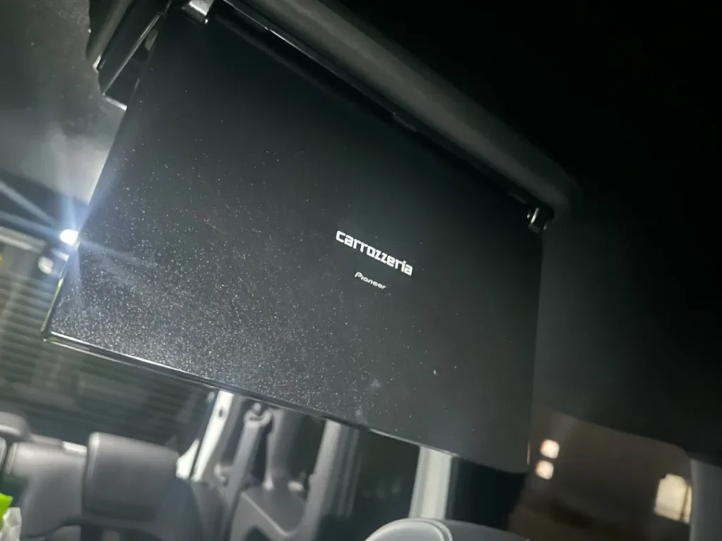 車内上部に取り付けしたcarrozzeriaのフリップダウンモニター